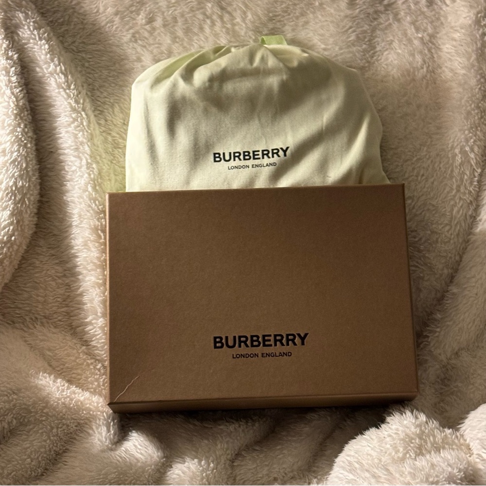 Burberry Hampshire Note Handbag - NWT - Picture 8 of 8